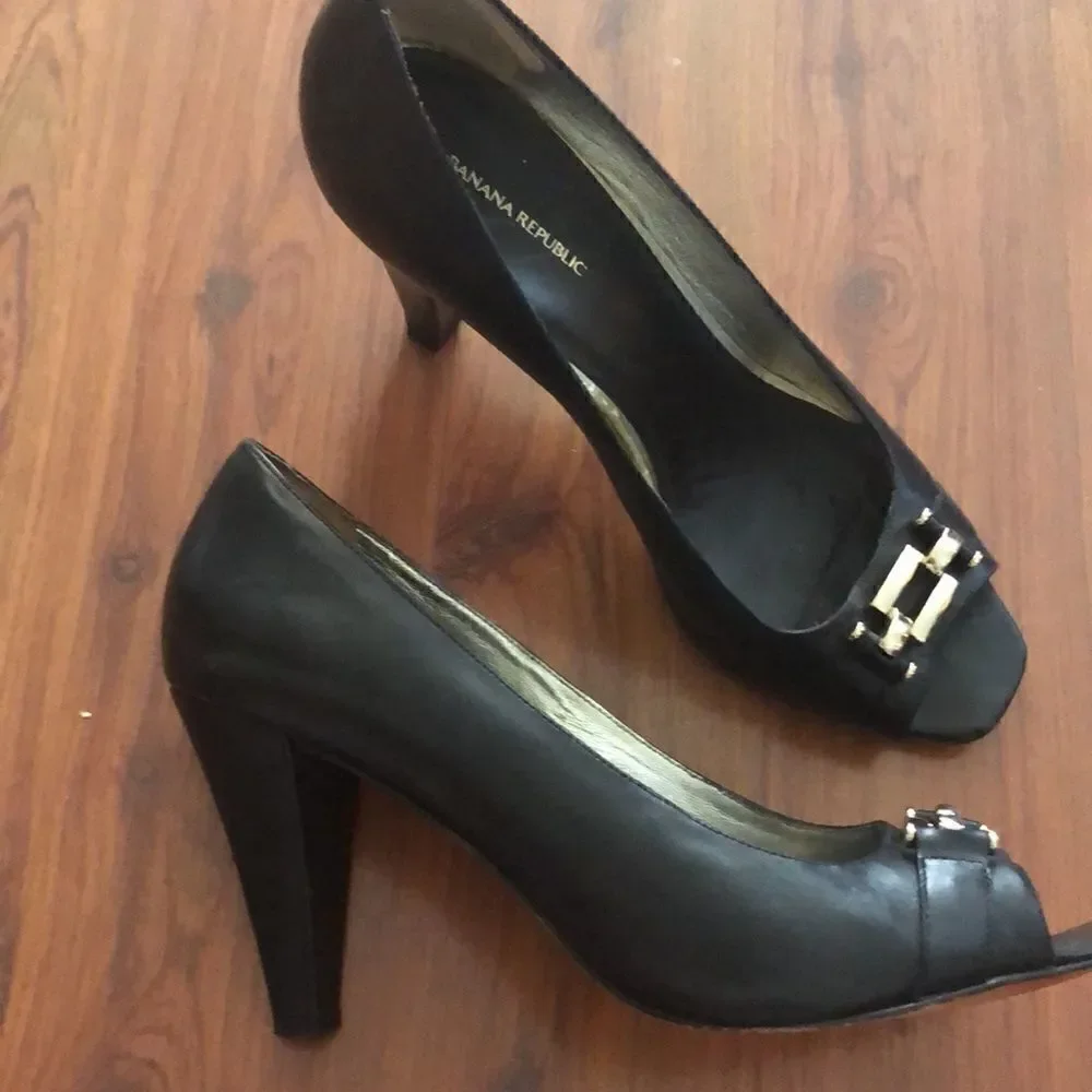 Banana Republic Black good peep toe heels 9